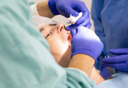 Атырауда тісін емдетіп отырған әйел дәрігердің құралын жұтып қойған