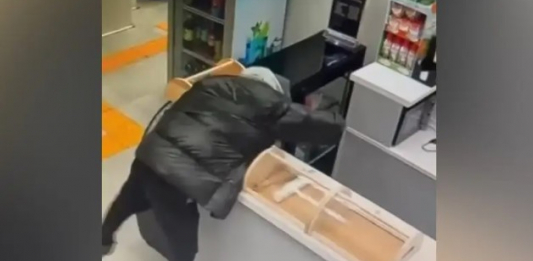 Астана тұрғыны ауруханаға науқас ретінде келіп, кассасын тонап кеткен (ВИДЕО)