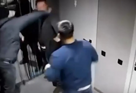 Атырауда түнгі клубта ер адамның аяусыз соққыға жығылған видеосы тарады