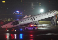 ​Нью-Йорк әуежайында жолаушылар ұшағы өрт сөндіру көлігіне соқтығысты