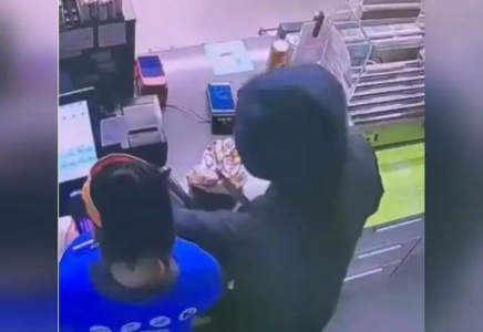 Ақтауда пышақ ұстаған ер адам жанармай бекетін тонап кетті