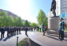 ​Мәжіліс төрағасы Талғат Бигелдиновтің ескерткішіне гүл шоғын қойды