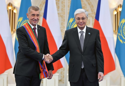 Президент Чехия Премьер-министрін І дәрежелі «Достық» орденімен марапаттады