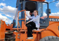 Абай облысында оқушы пластикалық қалдықтардан экоасфальт жасады