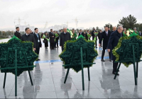 Мемлекет басшысы Бейтараптық монументіне гүл шоғын қойды