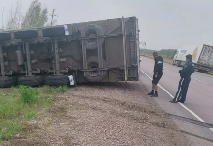 Солтүстік Қазақстанда чипс тиелген жүк көлігі аударылып қалды