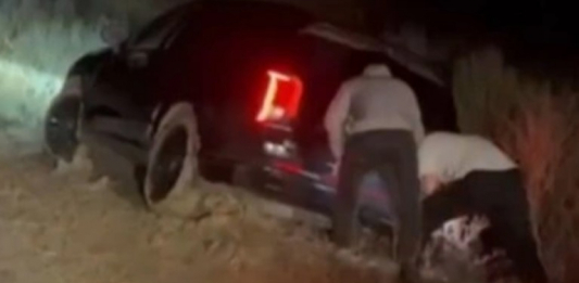 ​Атырау маңында көлігімен батпаққа батып қалған 12 адам құтқарылды