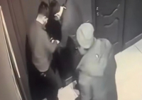 Оралда екі ер адам әйелдер дәретханасында ұсталып қалып, соққыға жығылды (видео)