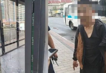Астанада ер адам полицейлердің көзінше аялдама әйнегін сындырды