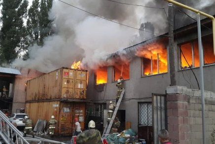 Алматыда кеңсе тауарлары бар қоймадан өрт шықты 