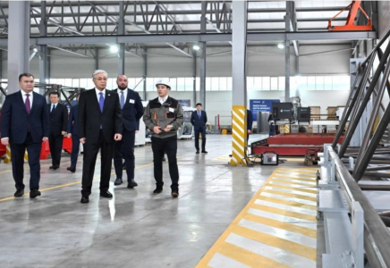 Тоқаев крандар шығаратын зауыттың жұмысымен танысты