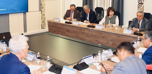 «КОНСТИТУЦИЯНЫ ЖҮЙЕЛІ ЖАҢҒЫРТУДЫҢ ҒЫЛЫМИ НЕГІЗДЕРІ» ТАҚЫРЫБЫНДА ДӨҢГЕЛЕК ҮСТЕЛ ӨТТІ