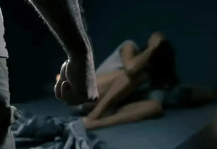 Қосшыда бес балалы әйелді азаматтық некедегі күйеуі кішкентай қызымен бірге сабаған