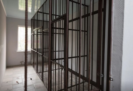 Атыраудағы арнайы қабылдау бөлімінде қамауда отырған ер адам қайтыс болды 