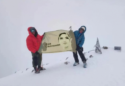 Эльбрус шыңын бағындырған альпинист жетістігін Салтанат Нүкеноваға арнады