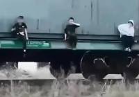 Алматыда балалардың пойыздағы қауіпті ойыны: полиция ата-аналарды жауапқа тартты