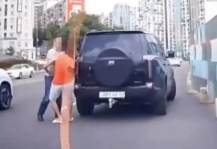 Қуып жетіп, соққыға жыққан: Алматыда резонанс тудырған видеодағы жүргізуші ұсталды