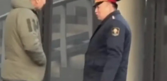 Қоғамдық жерде темекі шеккен: Қырғызстанның ІІМ министріне айыппұл салынды