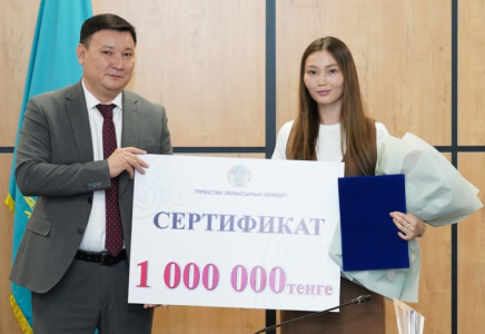 ТҮРКІСТАН: Облыс әкімінің орынбасары танымал каратэшіге құрмет көрсетті
