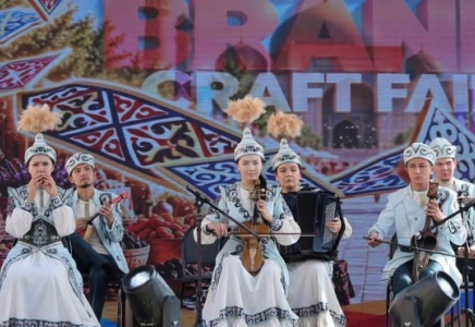 ​ТҮРКІСТАНДА ХАЛЫҚАРАЛЫҚ ҚОЛӨНЕРШІЛЕР ЖӘРМЕҢКЕСІ ӨТІП ЖАТЫР