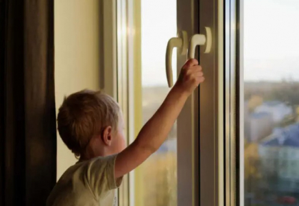 Атырауда 2 жастағы бала бесінші қабаттан құлап, мерт болды