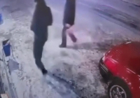 Жезқазғанда жүргізушісі жоқ жеңіл көлік еңіске сырғып кетіп, аударылып қалды (ВИДЕО)