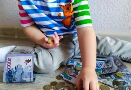 Биылдан бастап әлеуметтік топтаманың орнына әр балаға 5 175 теңгеден төленеді
