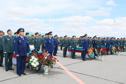 Әскерилер Қызылорда облысында тікұшақ апатынан қаза болған әріптестерін ақтық сапарға шығарып салды 