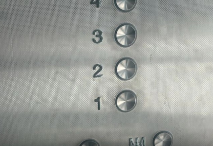 Астанада балалар лифт ішінде қалып қойды 