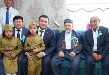 Нұралхан Көшеров ҰОС ардагерінің отбасына арнайы барып құттықтады