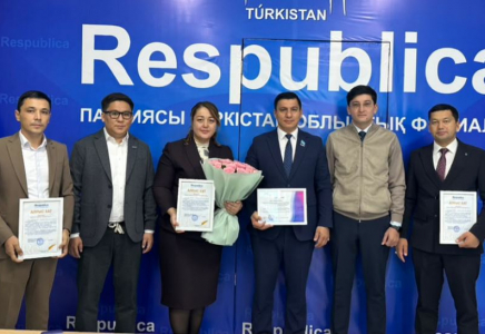 ​ТҮРКІСТАН: «Respublica» партиясының өкілдері ұлағатты ұстаздарға құрмет көрсетті
