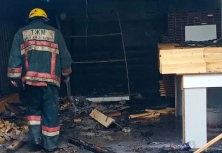 Алматыда ағаш цехы отқа оранды