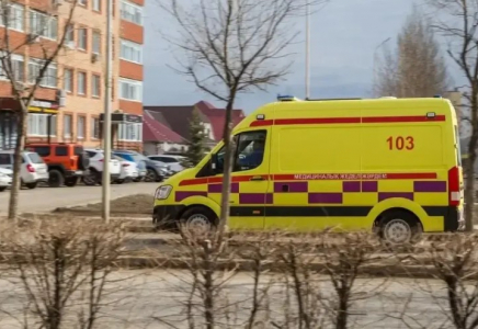 Павлодарда жолаушылар өткелінен өтіп бара жатқан әйелді жедел жәрдем көлігі қағып кетті