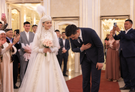 Ұзатудағы КҮЙЕУДІҢ СӘЛЕМІ көпшіліктің КӨҢІЛІНЕН ШЫҒУДА