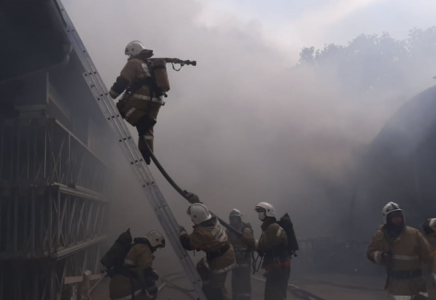 Алматыда қойма өртенді: Өртті сөндіруге авиация жұмылады
