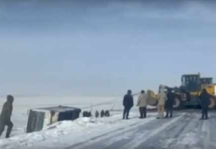 Абай облысында 17 жолаушысы бар автобус жыраға түсіп кетті