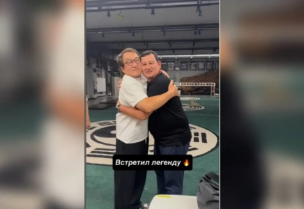 Қазақстандағы танымал актер Джеки Чанмен құшақтасқан видеосын жариялады (ВИДЕО)