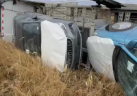 Ақмола облысында жаңа көліктер тиелген автотасмалдаушы аударылып қалған