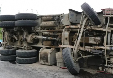 Өскемен – Семей тас жолында күнбағыс майын тиеген жүк көлігі аударылды