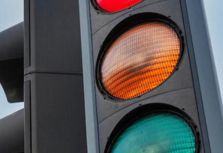 Полиция бағдаршамның сары түсіне қатысты ескерту жасады