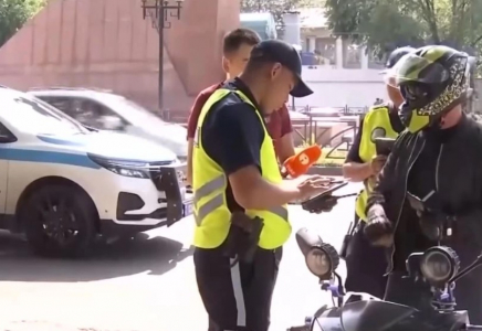 Қазақстанда енді полицейлер планшет арқылы жүргізушілердің жеке деректерін көре алмайды