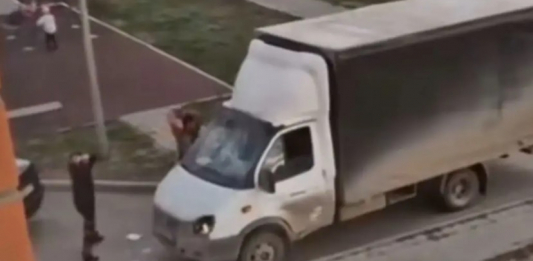 Көліктің терезесін шаққан: Қостанайда құрылыс дүкенінің қызмектерлеріне шабуыл жасалды