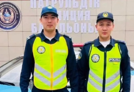 Павлодарда ес-түссіз жатқан ер адамды полицейлер шұғыл түрде жансақтау бөліміне жеткізді