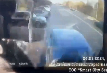 Автобус 10 көлікті соққан: Тараздағы ірі жол апатының видеосы пайда болды