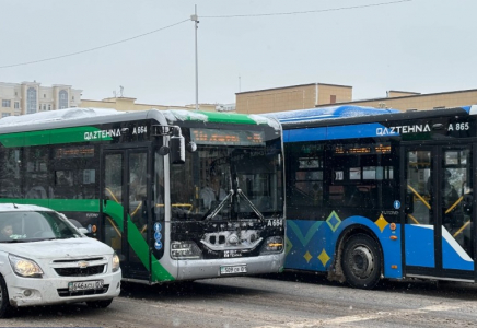 Алматыда автобус аялдамада тұрған троллейбусқа соғылды: зардап шеккендер бар