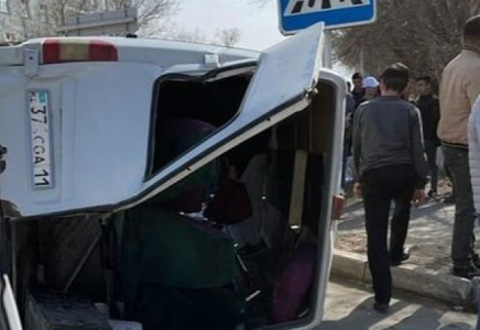 Қызылордада микроавтобус жеңіл көлікпен соқтығысты: 16 адам зардап шекті