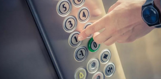 Алматыда ер адам лифтіде қыз баланы соққыға жықты