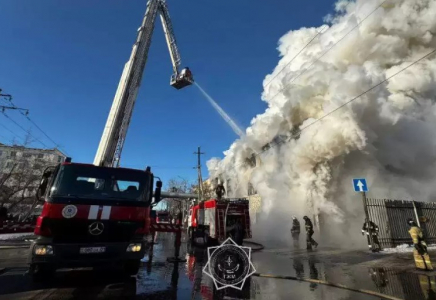 Астанада өрт кезінде үш қабатты ғимараттың шатыры опырылып түсті