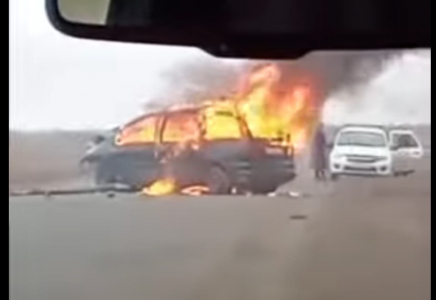 БҚО-да екі көлік бетпе-бет соқтығысып, біреуі өртеніп кетті: 8 адам қаза болды (ВИДЕО)