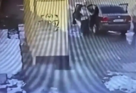 Таразда ер адамдар 13 жастағы қызды ұрлап әкетпек болған - видео